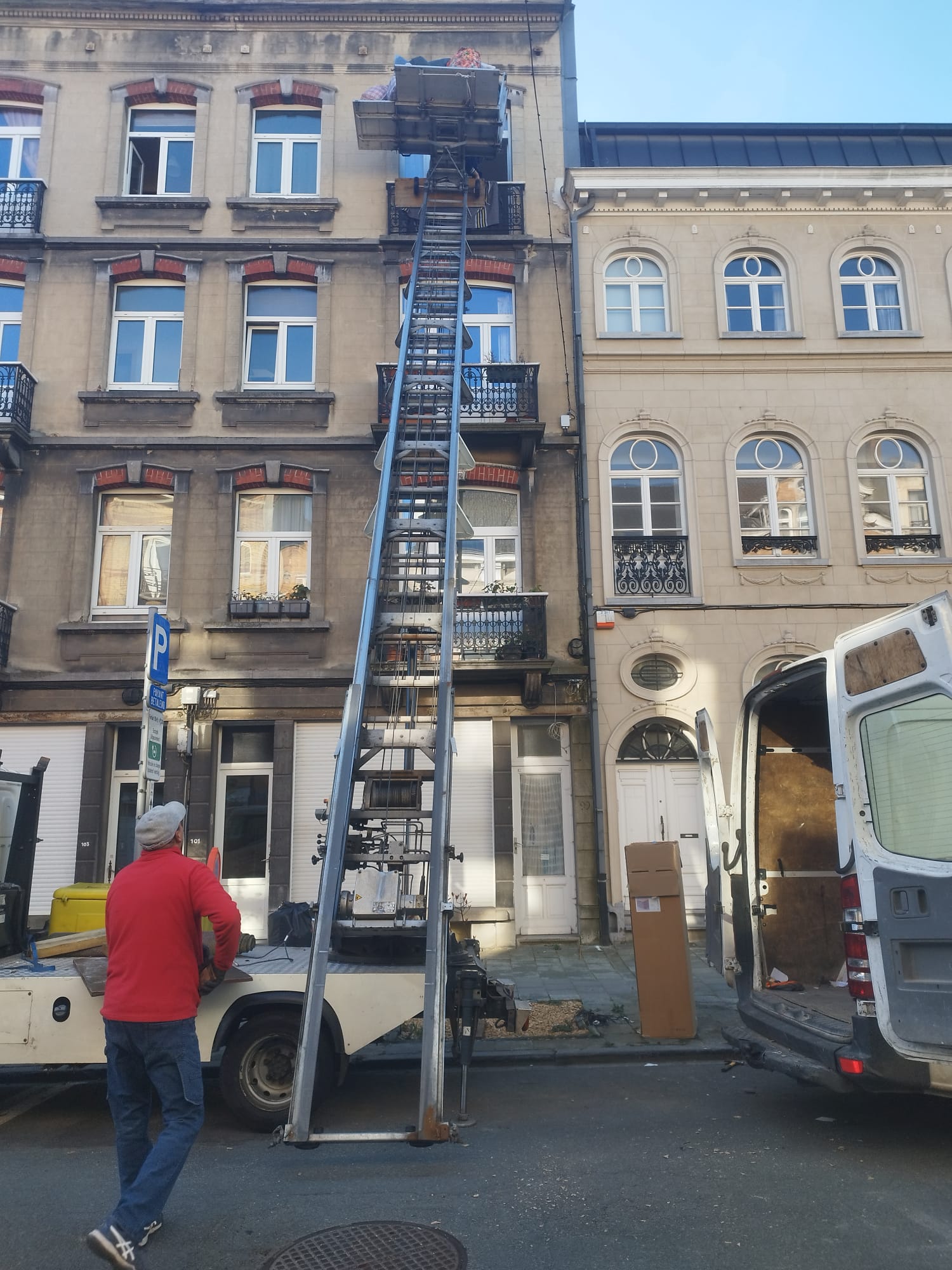 Monte-meubles et camionnette lors d'un vide-maison à Bruxelles